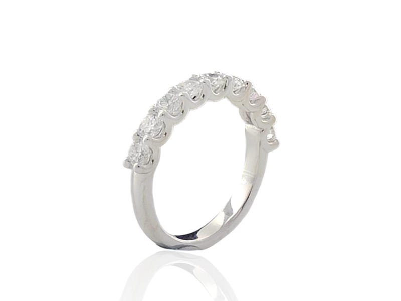Shared claw diamond ring